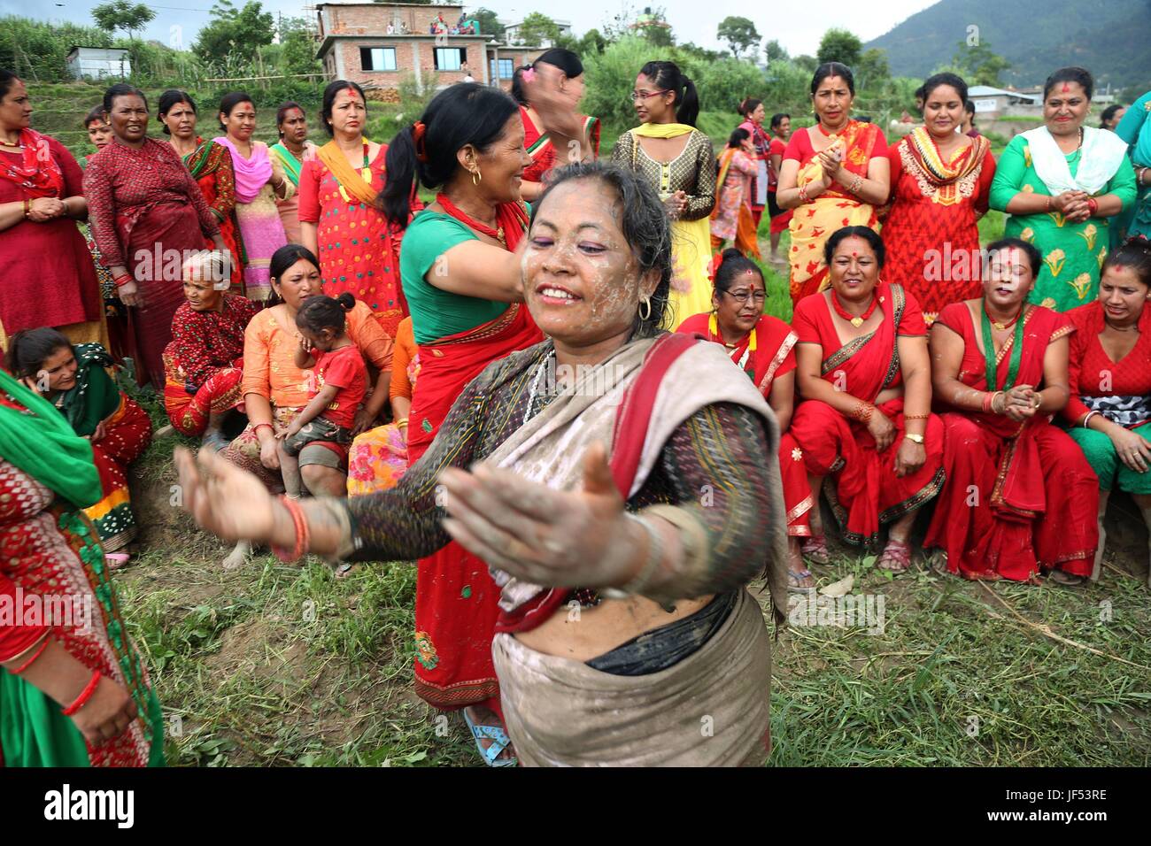 Bhaktapur, Nepal. 29. Juni 2017. Frauen tanzen während National Paddy Day Festival in ein Reisfeld in Bhaktapur, Nepal, 29. Juni 2017. Bildnachweis: Sunil Sharma/Xinhua/Alamy Live-Nachrichten Stockfoto