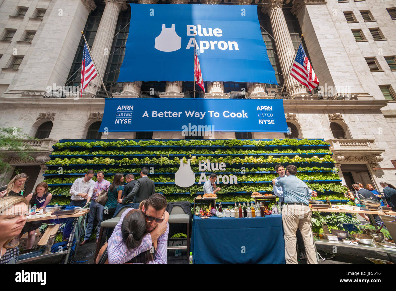 New York, USA. 29. Juni 2017. Breite Straße vor der New Yorker Börse ist während der Zeremonie für den Börsengang der blaue Schürze Holdings, eine Mahlzeit-Kit-Lieferservice auf Donnerstag, 29. Juni 2017 Kalendarium mit Aktivität. Blaue Schürze Holdings Inc. reduziert den Preis für seinen Börsengang wegen der möglichen Auswirkungen der Amazon-ganzes Foods Market-Übernahme. Blaue Schürze ist einer der mehrere Mahlzeit-Kit-Lieferdienste, aber der erste, der einen Börsengang haben. (© Richard B. Levine) Bildnachweis: Richard Levine/Alamy Live-Nachrichten Stockfoto