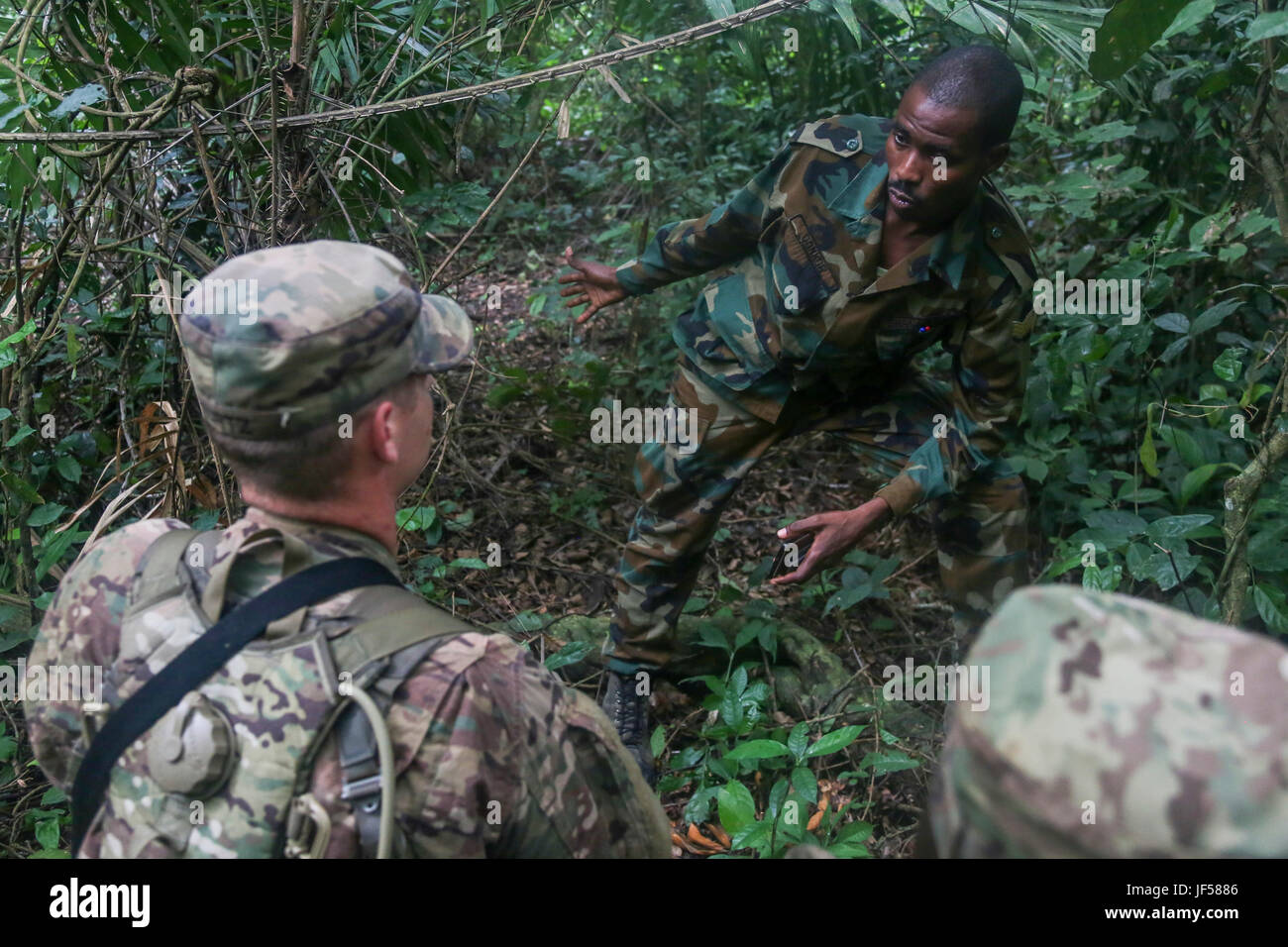 Ghana Armee Sgt. Kofi Francis Donkor erklärt Manöver Taktik, US Army Staff Sgt Ty Kurtz das 1. Bataillon, 506. Infanterieregiment, 1st Brigade Combat Team, 101. US-Luftlandedivision bei United Accord 2017 bei Jungle Warfare School auf die Militärbasis Achiase, Akim Oda, Ghana, 26. Mai 2017 zugewiesen. Jungle Warfare School ist eine Reihe von situative Übungen entwickelt, um Teilnehmer zur Niederschlagung von Aufständen und interne Sicherheitsmaßnahmen zu trainieren. (Foto: U.S. Army Sergeant Brian Chaney) Stockfoto