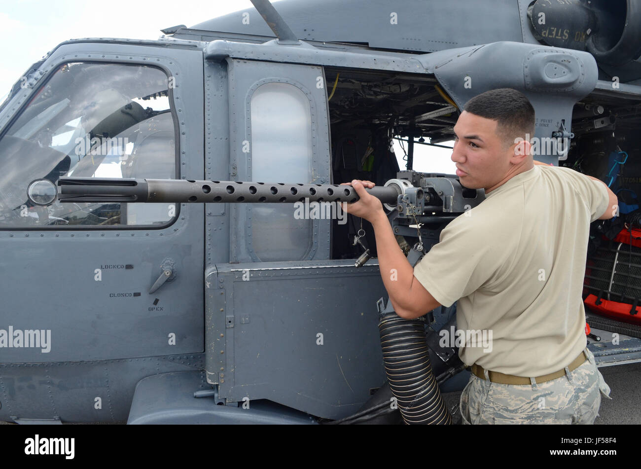 Luftwaffe Reservist Staff Sgt Alexander Hernandez, Waffen Flugzeuge Bewaffnung Systeme Geselle, aus dem 920th Rescue Wing arbeitet während der nationalen Gruß an Amerikas Helden Luft und Meer zeigen Medientag 26. Mai 2017 auf einem HH - 60G Pave Hawk-Hubschrauber in der Nähe von Miami Beach. Top-Tier U.S. militärischen Mittel haben in Miami, Luftüberlegenheit zu präsentieren, während diejenigen, die das ultimative Opfer am Memorial Day Wochenende gemacht haben zu Ehren zusammengestellt. 920th Rescue Wing, der Air Force Reserve nur Rettung Flügel, die Airshow als Headliner durch den Nachweis von Combat Search and Rescue-Funktionen durch die Kooperation u Stockfoto