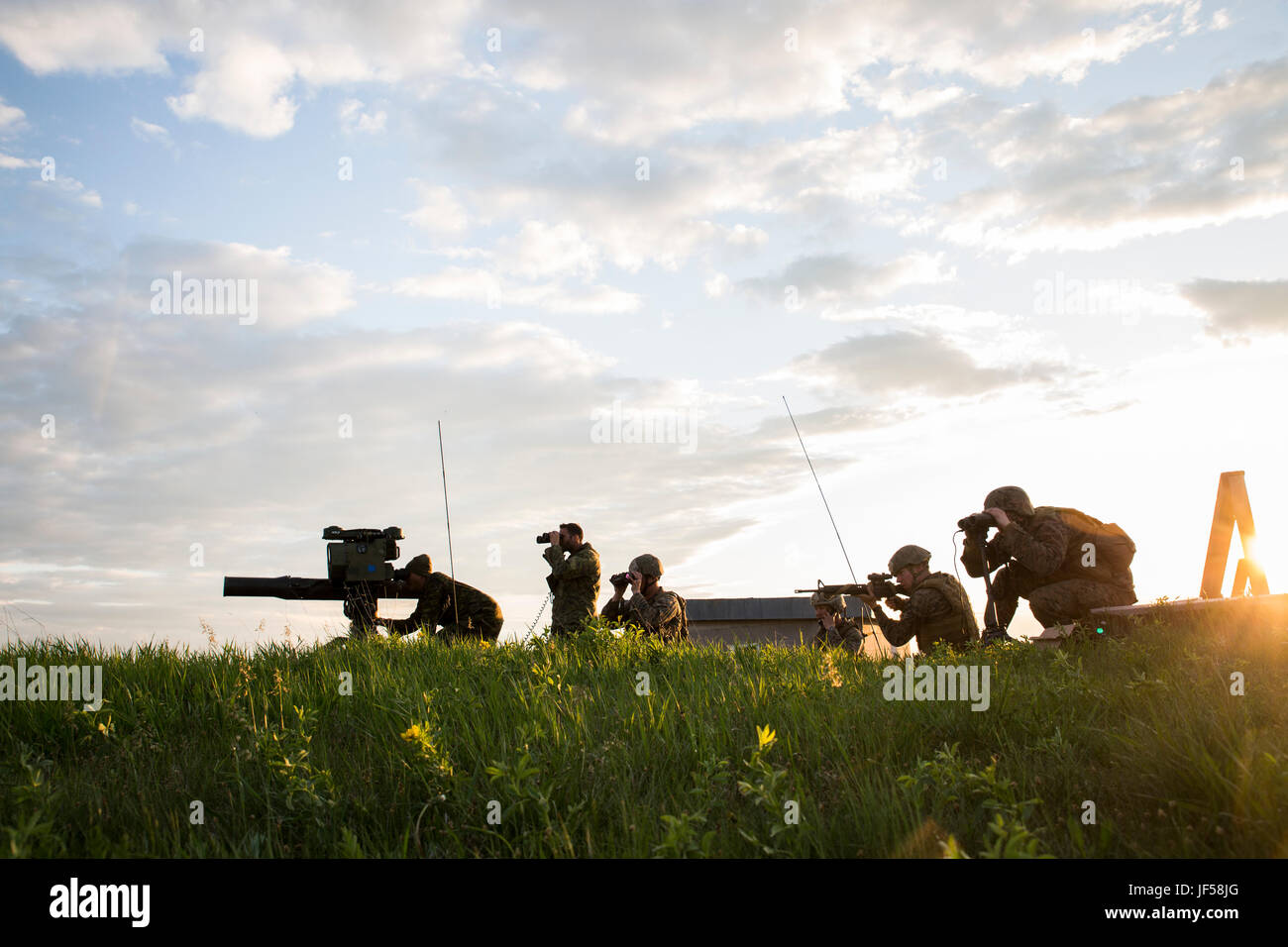 Marines und kanadische Soldaten führen bei der Übung Maple Resolve, einem multinationalen simulierten Krieg, der von der kanadischen Armee veranstaltet wird, Zielsuchungen durch und stellen Feuerunterstützung bereit, um die militärische Zusammenarbeit der NATO und ihre taktischen Fähigkeiten zu stärken. Stockfoto
