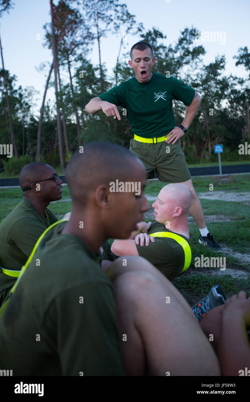 Staff Sgt Michael Means Jr., ein Drill Instructor mit rekrutieren Processing Company, Support Battalion, motiviert Rekruten von Echo Company, 2. rekrutieren Training Bataillon, während eine Anfangsfestigkeit Test 26. Mai 2017, auf Parris Island, SC, 29, ist von Clovis, Kalifornien Echo Company ist Diplom 18. August 2017 geplant. (Foto: Lance Cpl. Carlin Warren) Stockfoto