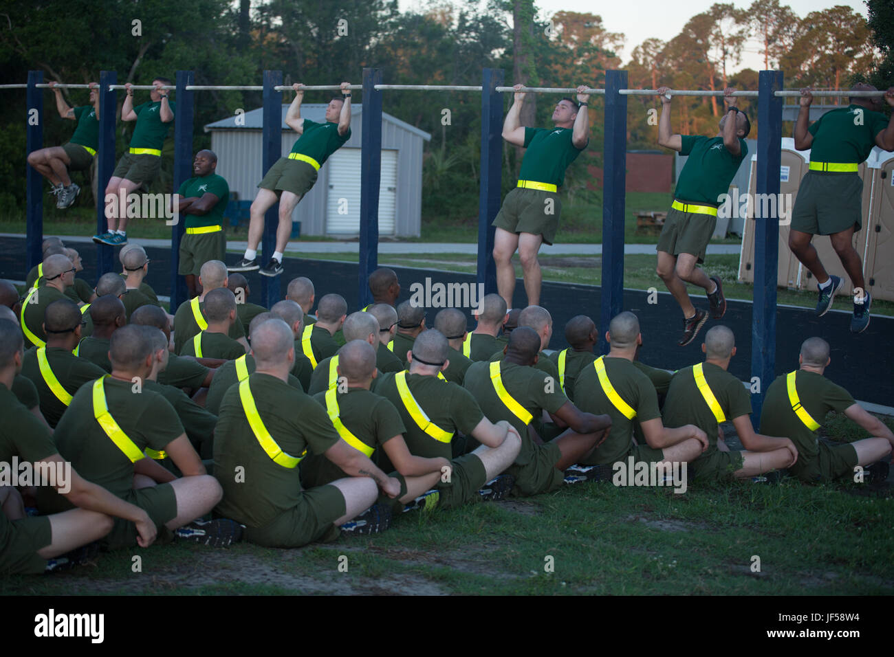 Drill Instruktoren mit Support Battalion zeigen Pullups 26. Mai 2017, Rekruten, die Echo Company, 2. rekrutieren Training Bataillon auf Parris Island, SC zugewiesen werden. Die Anfangsfestigkeit Test stellt sicher, dass Rekruten der physischen um Trainingsbeginn Mindestanforderungen. Echo Company ist zum Diplom 18. August 2017 geplant. (Foto: Lance Cpl. Carlin Warren) Stockfoto