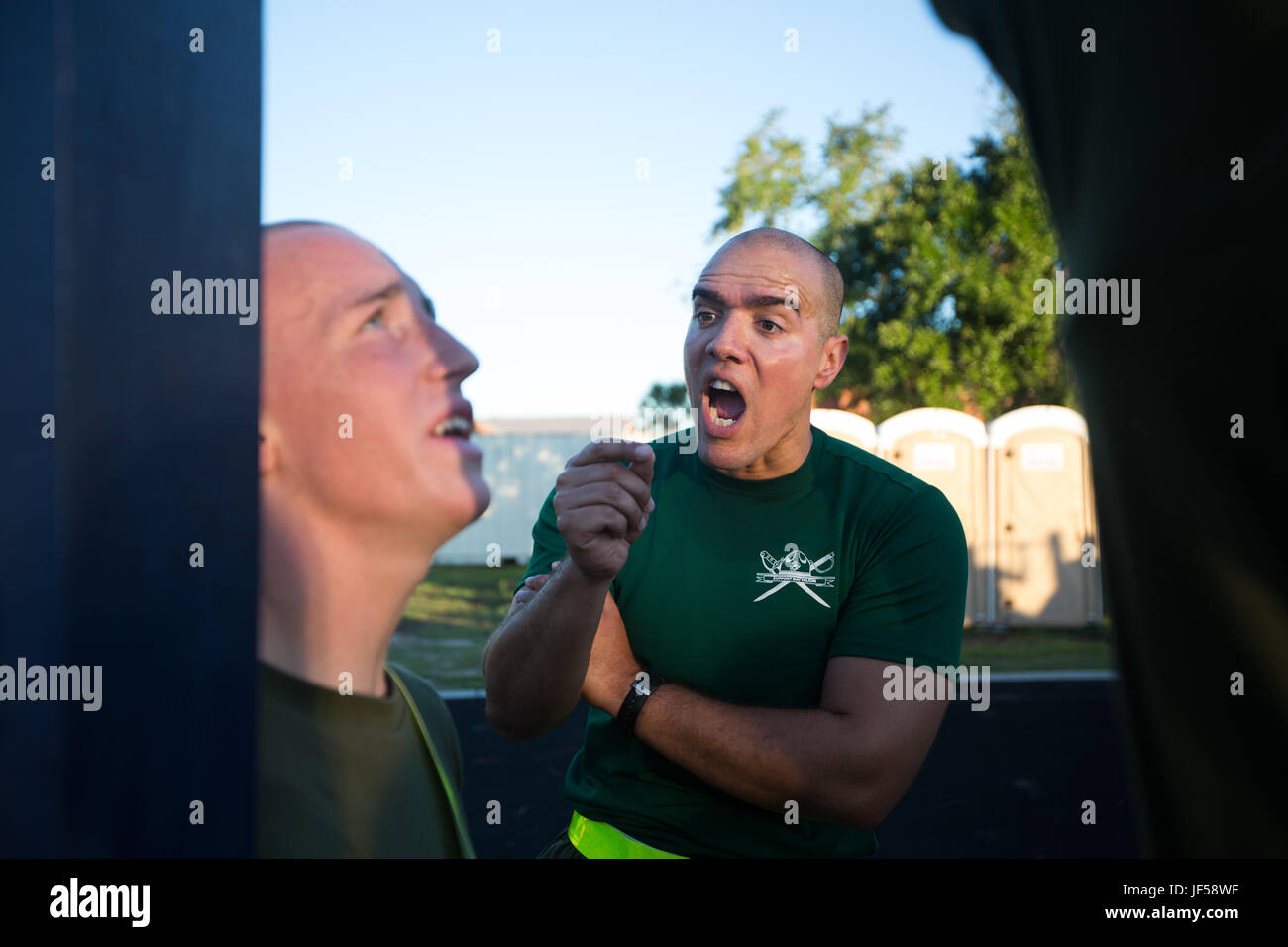 Sgt. Carlos A. Perez, ein Drill Instructor mit rekrutieren Processing Company, Support Battalion, fördert die Rekruten während einer Anfangsfestigkeit Prüfung 26. Mai 2017, auf Parris Island, S.C. Perez, 32, ist aus Bronx, NY Nach dem passieren des Anfangsfestigkeit Tests, werden diese Rekruten Echo Company, 2. rekrutieren Training Bataillon, zugewiesen werden die Diplom-18. August 2017 geplant ist. (Foto: Lance Cpl. Carlin Warren) Stockfoto