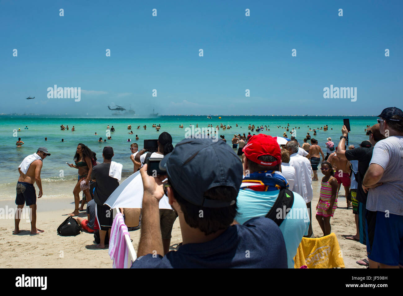 Zuschauer erfassen Bilder und Videos von der Combat Search and Rescue-Demo durch die Flieger des 920th Rescue Wing während der nationalen Gruß an Amerikas Helden Luft und Meer zeigen, 27. Mai 2017, in Miami Beach, Florida Spitzengruppe US militärische Mittel in Miami montiert, Luftüberlegenheit zu präsentieren, während diejenigen, die das ultimative Opfer am Memorial Day Wochenende gemacht haben zu Ehren. 920th Rescue Wing, der Air Force Reserve nur Rettung Flügel, titelte die Airshow Demonstration Combat Search and Rescue-Funktionen, durch die Zusammenarbeit mit einer HC-130P/N gegen König und vier a-10 Thunderbolt II aircra Stockfoto