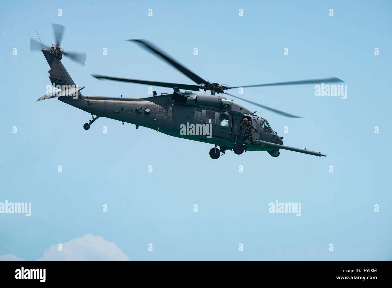 Besatzungen aus dem 920th Flügel der Rettung aus Patrick Air Force Base, Florida, fliegen einen HH - 60 G Pave Hawk-Hubschrauber während der nationalen Salute Amerikas Helden Luft und Meer zeigen, 27. Mai 2017, in Miami Beach, Florida Spitzengruppe US militärische Mittel in Miami montiert, Luftüberlegenheit zu präsentieren, während diejenigen, die das ultimative Opfer am Memorial Day Wochenende gemacht haben zu Ehren. 920th Rescue Wing, der Air Force Reserve nur Rettung Flügel, titelte die Airshow Combat Search and Rescue-Funktionen, durch die Zusammenarbeit mit einer HC-130P/N gegen König und vier a-10 Thunderbolt II Flugzeuge zeigen. (U Stockfoto