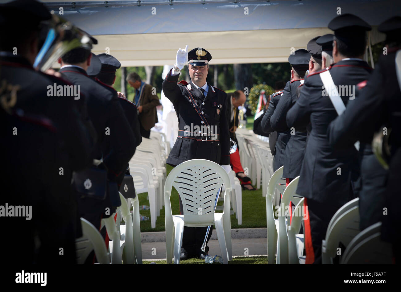 170528-N-UY653-024 NETTUNO, Italien (28. Mai 2017) Mitglieder der italienischen Armee Band führen bei einer Memorial Day Zeremonie am Sizilien-Rom amerikanischen Friedhof. Während der Zeremonie, Veteranen, Service-Mitglieder Studenten und Familien gesammelt zu Ehren und würdigen für diejenigen, die ihr Leben während der Befreiung Italiens 1943 gab. US Naval Forces Europe-Africa, mit Sitz in Neapel, Italien, überwacht gemeinsame und Marine, oft im Konzert mit Alliierten, gemeinsame und ressortübergreifende Partnern ermöglichen dauerhafte Beziehungen und Wachsamkeit und Widerstandsfähigkeit in Europa und Afrika erhöhen. (U.S. Marine p Stockfoto