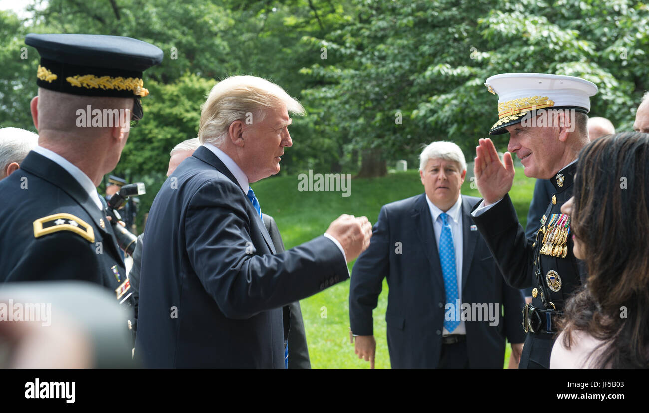 Präsident Donald J. Trump salutiert US Marine Corps General Joseph F. Dunford, Jr., Vorsitzender der Joint Chiefs Of Staff, wie er auf dem Arlington National Cemetery für die Präsidentschaftswahlen Streitkräfte Ehren Kranzniederlegung am Grab des unbekannten Soldaten, 29. Mai 2017 ankommt. Unternehmensleitung von rund um den DoD versammelt, um Amerikas gefallene Militärdienst Mitglieder zu Ehren. (DoD Photo by US Armee Sgt. James K. McCann) Stockfoto