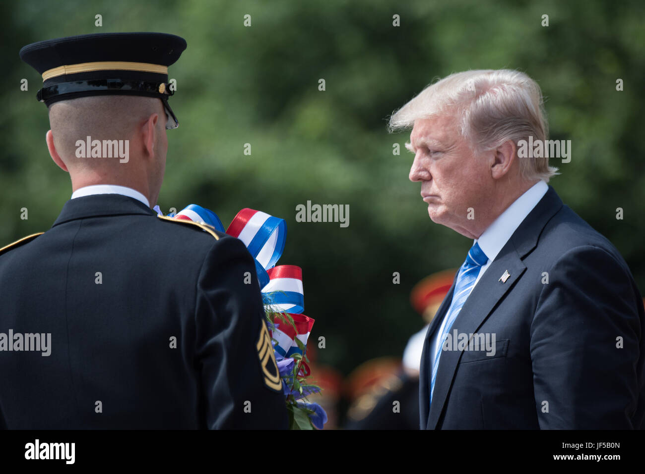 Präsident Donald J. Trump legt einen Kranz nieder während der Präsidentschaftswahlen Streitkräfte Ehren Kranzniederlegung am Grab des unbekannten Soldaten auf dem Nationalfriedhof Arlington, 29. Mai 2017. Unternehmensleitung von rund um den DoD versammelt, um Amerikas gefallene Militärdienst Mitglieder zu Ehren. (DoD Photo by US Armee Sgt. James K. McCann) Stockfoto