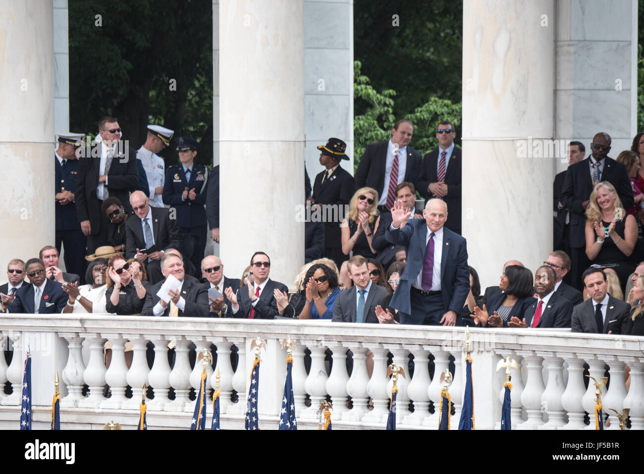 Sekretär des Homeland Security John F. Kelly reagiert wie Präsident Donald J. Trump ihn während der Memorial Day-Adresse während der 149. jährliche Department of Defense (DoD) nationaler Gedenktag Begehung auf dem Arlington National Cemetery, 29. Mai 2017 erwähnt. Unternehmensleitung von rund um den DoD versammelt, um Amerikas gefallene Militärdienst Mitglieder zu Ehren. (DoD Photo by US Armee Sgt. James K. McCann) Stockfoto