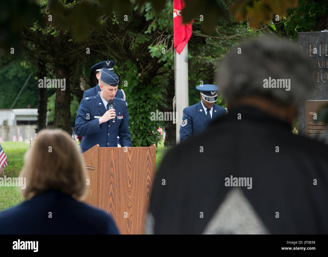 Kaplan (Capt) Michael Carollo, 436th Luftbrücke Flügel, spricht ein Gebet am Gedenktag zur Erinnerung 29. Mai 2017, auf Sharon Hills Memorial Park in Dover, Delaware Die Gedenkfeier geehrt Service-Mitglieder, die während des Dienstes gestorben sind. (Foto: Senior Airman Zachary Cacicia US Air Force) Stockfoto