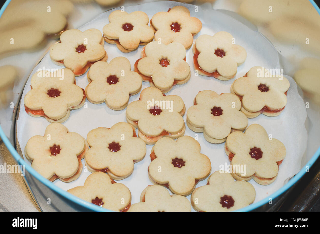 frisch gebackene Linzer Kekse in der Dose mit Erdbeer-Marmelade Stockfoto