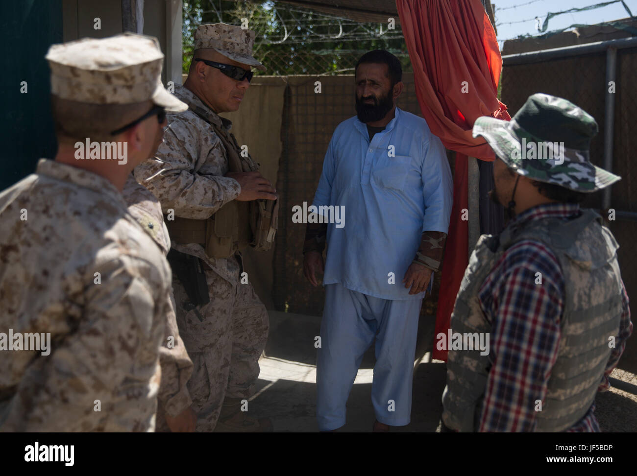 US Navy Chaplain, links, und US-Marine Berater, zweiter von links, beide mit Task Force Southwest, sprechen mit einem afghanischen Leichenhalle Angelegenheiten Soldaten mit der afghanischen Nationalarmee 215. Korps am Camp Shorabak, Afghanistan, 29. Mai 2017. Gesprächsthemen waren seine Arbeitsbedingungen in der Leichenhalle und welche Lieferungen für ihn gefallenen Vorbereitung benötigt werden. Task Force Southwest, bestehend aus ca. 300 Marines und Segler aus der II. Marine Expeditionary Force, sind training, Beratung und Unterstützung der afghanischen Nationalarmee 215. Korps und die 505. Zone Nationalpolizei. (U.S. Marine Corps Foto Stockfoto