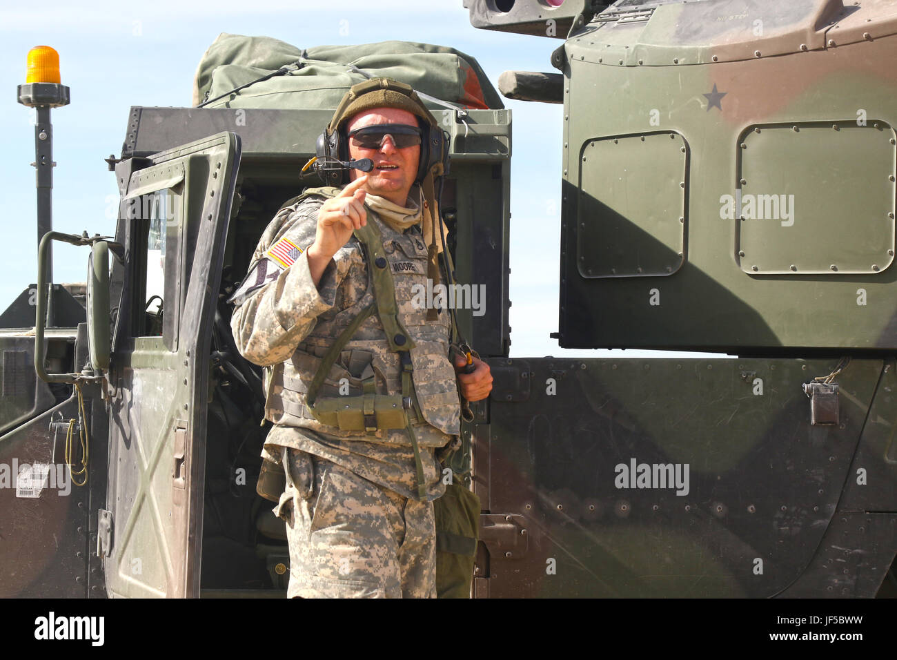 Staff Sgt Christopher Reeves, der Teamchef für Batterie A, 1. Bataillon, 204. Luft-Verteidigung-Artillerie-Regiment, teilt seine Bewegung Pläne über das Radio mit seinem Schütze in ihre Flugabwehrsystem Avenger 29. Mai 2017 im National Training Center in Fort Irwin, Kalifornien. Das Duo stellt Luft-Verteidigung-Abdeckung zur Verfügung, während das Bataillon während des Trainings ihre Einsatzzentrale einrichtet. (Mississippi National Guard Foto von Spc. Justin Humphreys, 102d Public Affairs-Abteilung) Stockfoto