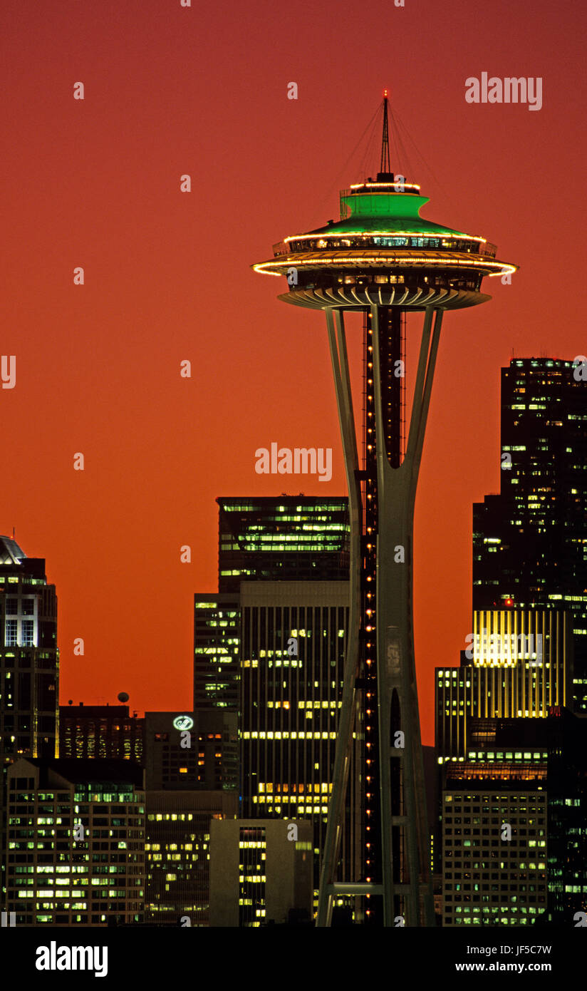 Retro-Bild der Seattle Space Needle bei Nacht mit Stadtlichtern. Stockfoto