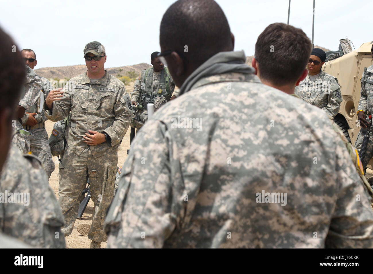 Das 1. Bataillon, 204. Luft-Verteidigung-Artillerie-Regiment führt Klage nach dem Bericht, Fertigstellung ihren ersten Satz von Trainingsübungen 30. Mai 2017 im National Training Center in Fort Irwin, Kalifornien. (Mississippi National Guard Foto von Spc. Justin Humphreys, 102d Public Affairs-Abteilung) Stockfoto