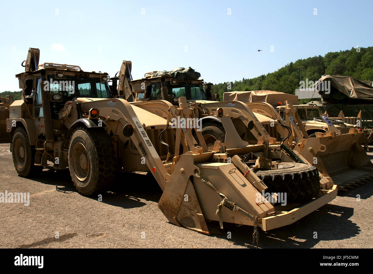 Ein hohe Mobilität Ingenieur Bagger ist in Vorbereitung für kombiniert zu beheben VIII bei gemeinsamen Multinational Readiness Center Hohenfels, Deutschland 30. Mai 2017 inszeniert. (US Army National Guard Foto von Spc. Anna Churco) Stockfoto