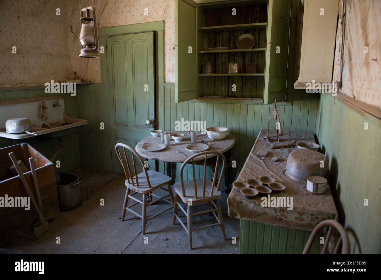 Eine Küche mit einem Essen im Speisesaal in einem verlassenen Haus in der Geisterstadt Bodie. Stockfoto