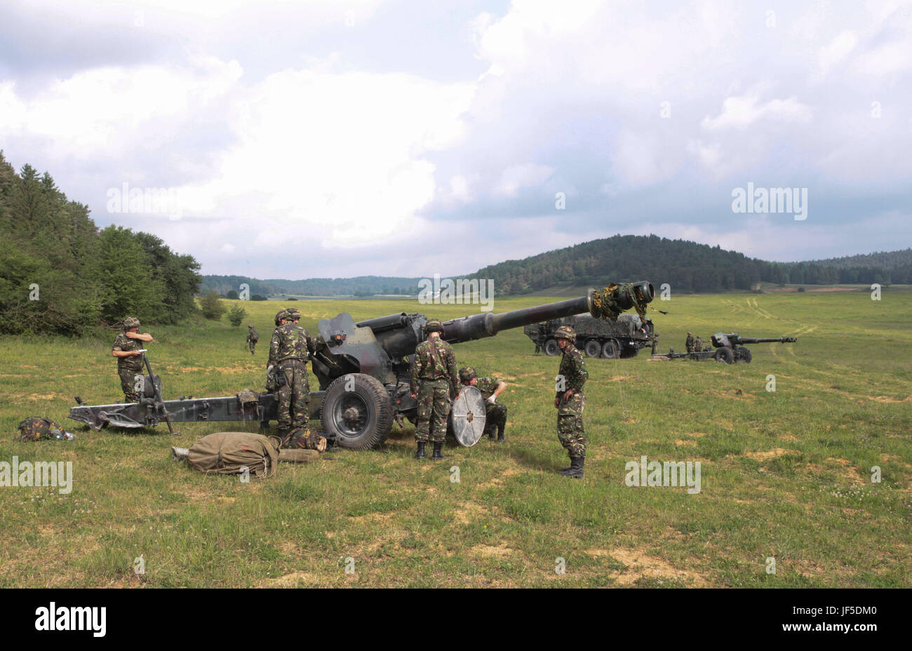 Rumänische Soldaten mit der 1. Batterie (Draculas), 817th Field Artillery Battalion, praktiziert Einrichtung der 152 mm Gewehr-Haubitze M1955 in Vorbereitung auf die situational Trainingsübung im Rahmen von kombiniert zu beheben VIII 31. Mai 2017 im Joint Multinational Readiness Center, Hohenfels, Deutschland. Die Draculas hängen an das 3. Bataillon, 29. Feldartillerie-Regiment, 3rd Armored Brigade Combat Team, 4. Infanterie-Division für die Übung, die mehr als 3.400 Teilnehmer aus zehn Nationen umfassen wird. (Foto von Sgt. Zane Craig US Army National Guard) Stockfoto