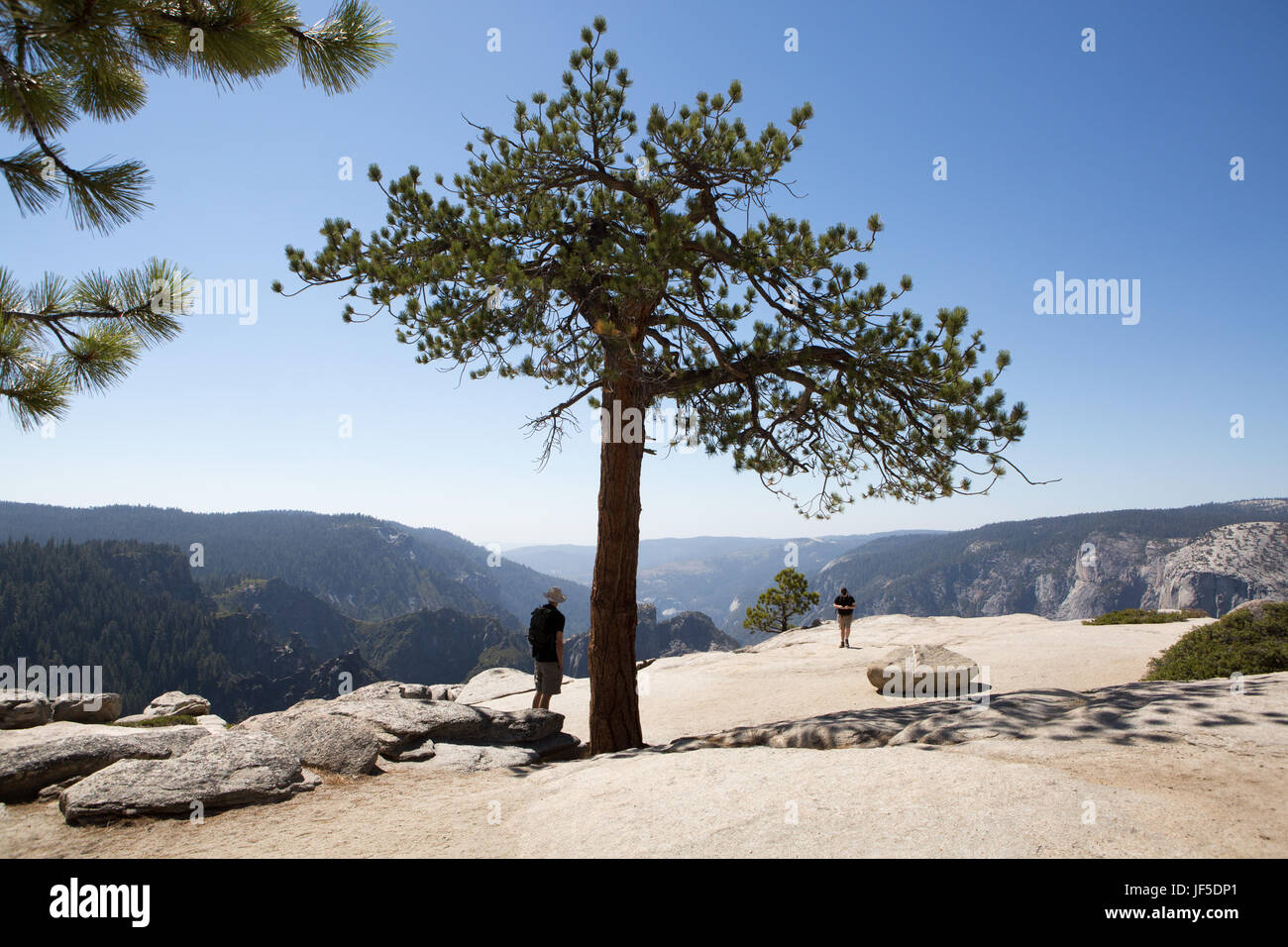 Mehrere Wanderer stehen in Taft Point Spitze, ein Wanderweg, der Blick zum Yosemite Tal bietet. Stockfoto