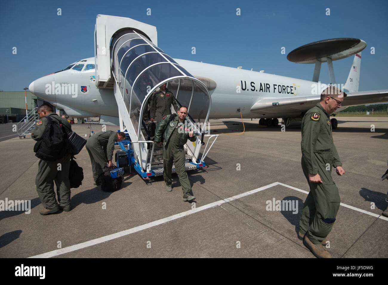 Flieger der 513th Air Control Group steigen von einem E-3 Sentry AWACS Flugzeug auf der NATO Air Base Geilenkirchen aus und bereiten sich auf BALTOPS 2017 vor, eine multinationale maritimen Übung mit 14 teilnehmenden Ländern. Stockfoto