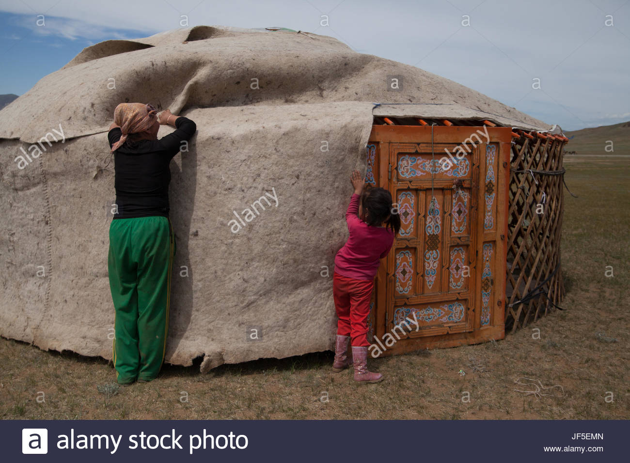 Здесь жило много монгол. Юрты кочевников монголии. Монгольский гэр. Шэнэхэнские буряты в китае. Монголы.