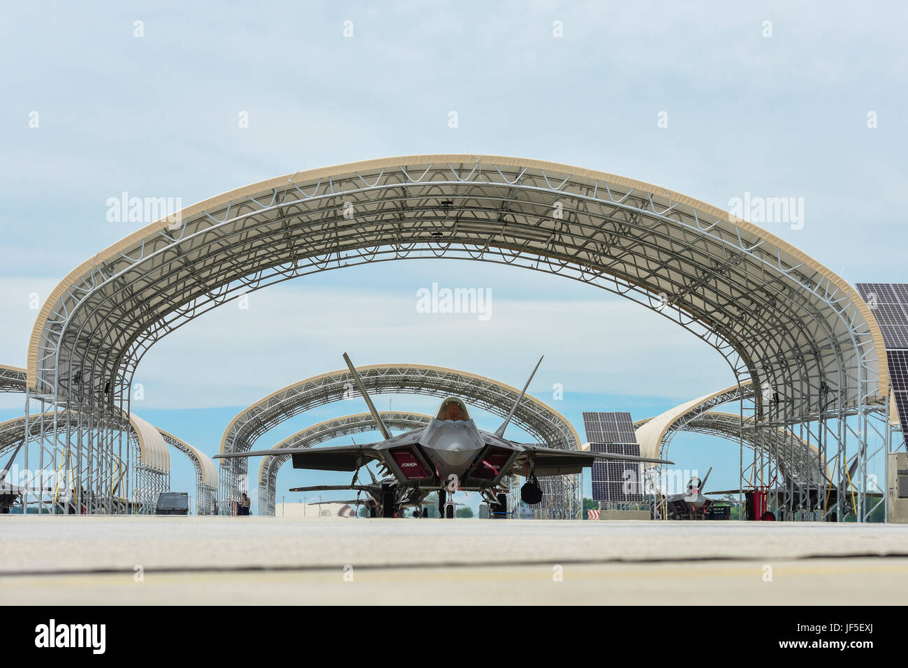 Ein US-Air Force f-22 Raptor sitzt unter einem Sonnenschutz auf gemeinsamer Basis Langley-Eustis, Virginia, 19. Juni 2017. Die neu gebaute Sonne Unterstände schützen die Flugzeuge der fünften Generation vor Korrosion und Schäden, die durch das Wetter verursacht werden kann. (U.S. Air Force Photo/Flieger 1. Klasse Tristan Biese) Stockfoto