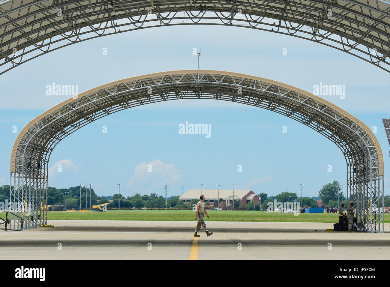 Ein US-Air Force Crewchief zugewiesen der 27. Kämpfer-Flügel bewegt sich zwischen Sonne Unterstände auf der Flightline auf gemeinsamer Basis Langley-Eustis, Virginia, 19. Juni 2017. Die neu gebaute Sonne Unterstände können jetzt Unterstützung beim Schutz der Flieger vor Regen und Sonne Strahlen. (U.S. Air Force Photo/Flieger 1. Klasse Tristan Biese) Stockfoto