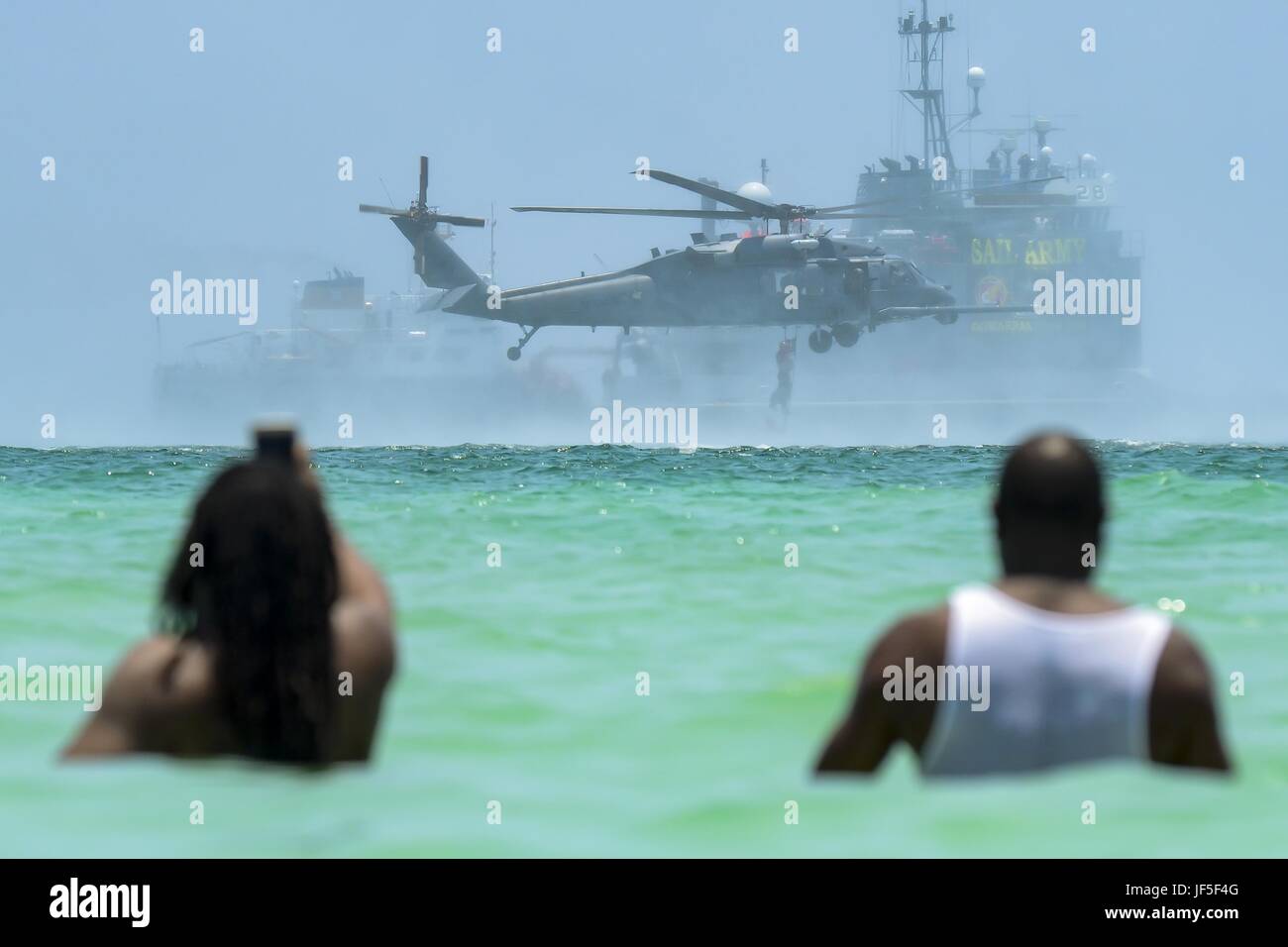 Zuschauer sehen eine Antenne Demonstration während der nationalen Gruß an Amerikas Helden Luft und Meer zeigen, 28. Mai 2017, in Miami Beach, Florida Spitzengruppe US militärische Mittel in Miami montiert, Luftüberlegenheit zu präsentieren, während diejenigen, die das ultimative Opfer am Memorial Day Wochenende gemacht haben zu Ehren. (U.S. Air Force Photo/Senior Airman Brandon Kalloo Sanes) Stockfoto