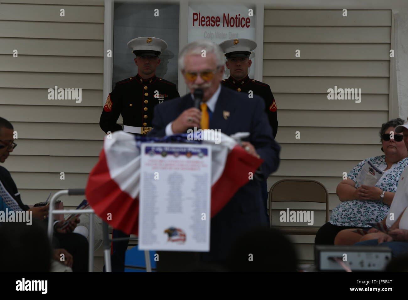 Jim Gentile, die Projekt-Liaison für die Colp Plaza Veterans Memorial Committee, hält eine Rede für die Gäste, 27 Mai, am Colp Bereich Veteranen Feier, Hingabe und Gedenkveranstaltung in Colp, Illinois. Die Rede ehrte gefallenen Soldat innen und vier African American Marines aus Colp, waren unter den ersten schwarzen Amerikanern, Marine Corps während des zweiten Weltkriegs beizutreten. Fast 20.000 Afro-Amerikaner trat das Marine Corps im Jahre 1942, nachdem Präsident Franklin D. Roosevelt ein "Präsidenten-Direktive eine Möglichkeit für Afro-Amerikaner, in der Marine Corps rekrutiert werden" ausgegeben Accord Stockfoto