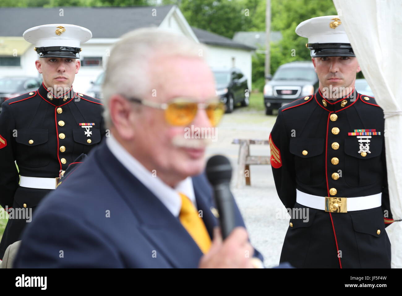 Jim Gentile, die Projekt-Liaison für die Colp Plaza Veterans Memorial Committee, hält eine Rede für die Gäste, 27 Mai, am Colp Bereich Veteranen Feier, Hingabe und Gedenkveranstaltung in Colp, Illinois. Die Rede ehrte gefallenen Soldat innen und vier African American Marines aus Colp, waren unter den ersten schwarzen Amerikanern, Marine Corps während des zweiten Weltkriegs beizutreten. Fast 20.000 Afro-Amerikaner trat das Marine Corps im Jahre 1942, nachdem Präsident Franklin D. Roosevelt ein "Präsidenten-Direktive eine Möglichkeit für Afro-Amerikaner, in der Marine Corps rekrutiert werden" ausgegeben Accord Stockfoto
