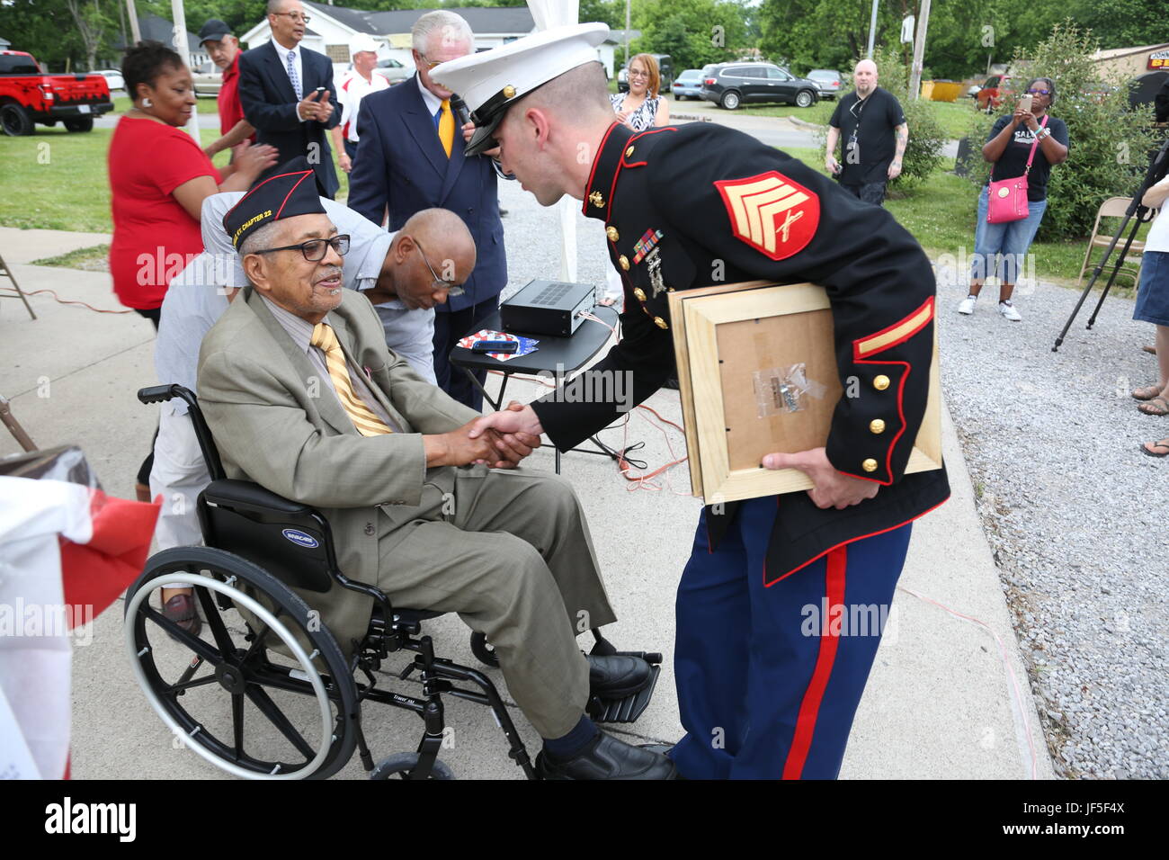 Sergeant Mike Stachowski empfängt Archibald Mosley, 27 Mai, am Colp Bereich Veteranen Feier, Hingabe und Gedenkveranstaltung, Colp, Illinois. Die Zeremonie geehrt gefallenen Soldat innen, Mosley und drei andere Afroamerikaner Marines aus Colp, waren unter den ersten schwarzen Amerikanern, Marine Corps während des zweiten Weltkriegs beizutreten. Sie wurde bekannt als die Montford Point Marines. Fast 20.000 Afro-Amerikaner trat das Marine Corps in 1942, nachdem Präsident Franklin D. Roosevelt ein "Präsidenten-Direktive eine Möglichkeit für Afro-Amerikaner, in der Marine Corps rekrutiert werden ausgestellt Stockfoto