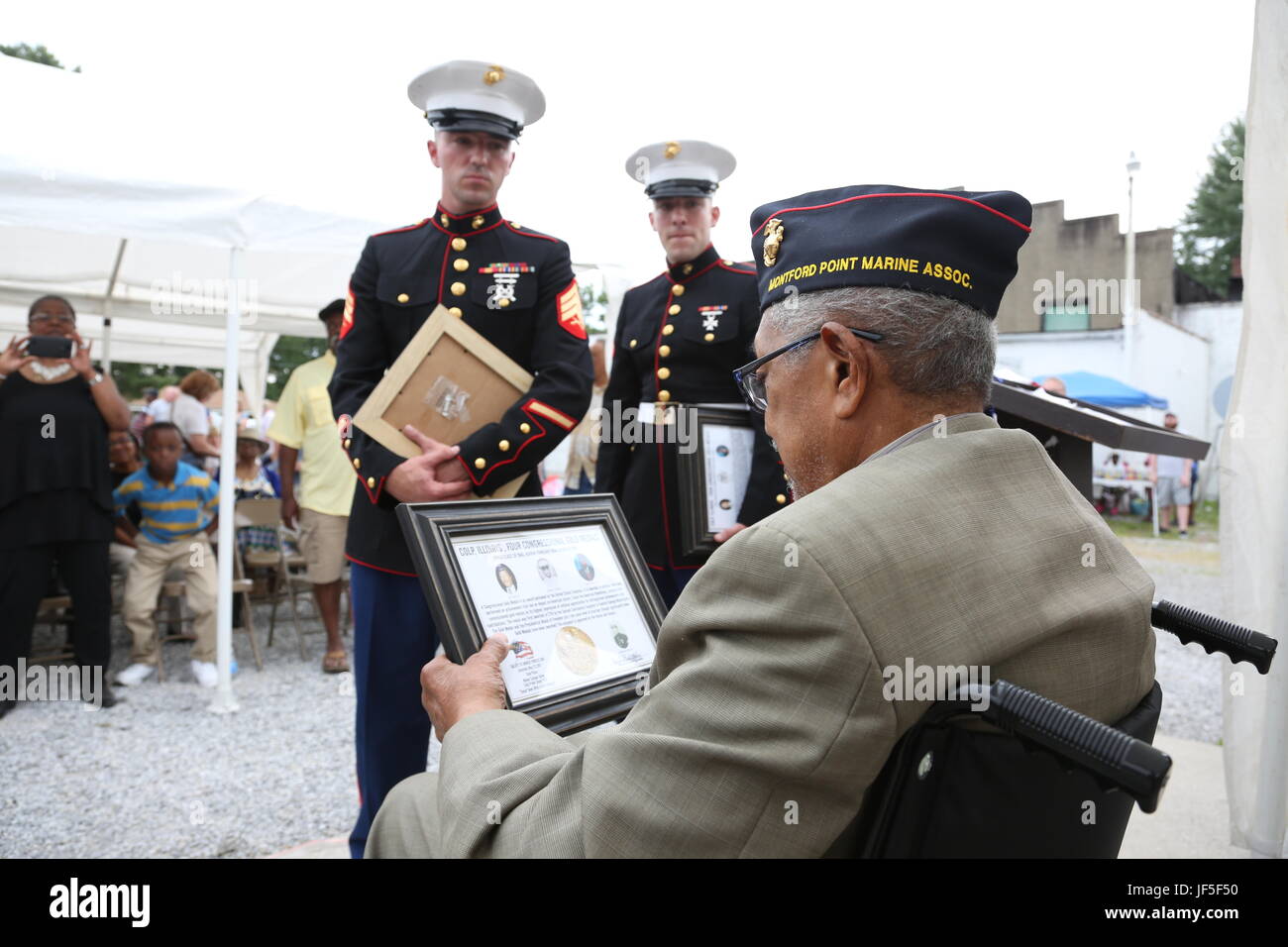 Archibald Mosley liest Congressional Gold Medal Andenken für Montford Point Marines, 27 Mai, am Colp Bereich Veteranen Feier, Hingabe und Gedenkveranstaltung in Colp, Illinois. Fast 20.000 Afro-Amerikaner trat das Marine Corps im Jahre 1942, nachdem Präsident Franklin D. Roosevelt ein "Präsidenten-Direktive eine Möglichkeit für Afro-Amerikaner, in der Marine Corps rekrutiert werden" ausgegeben nach dem Montford Point Marines Association-Website. Diese erhalten nicht Rekrut-training in San Diego oder Parris Island, jedoch aber Camp Montford Point, North Carolina, eine getrennte Training Website f. Stockfoto