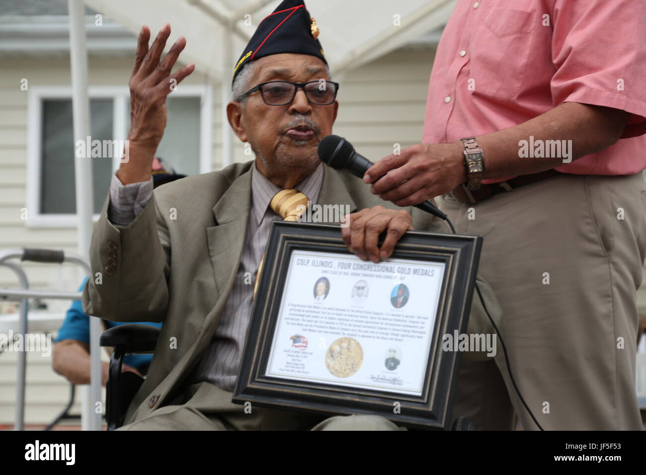 Archibald Mosley hält eine Rede nach Erhalt Congressional Gold Medal Andenken für Montford Point Marines, 27 Mai, am Colp Bereich Veteranen Feier, Hingabe und Gedenkveranstaltung in Colp, Illinois. Fast 20.000 Afro-Amerikaner trat das Marine Corps im Jahre 1942, nachdem Präsident Franklin D. Roosevelt ein "Präsidenten-Direktive eine Möglichkeit für Afro-Amerikaner, in der Marine Corps rekrutiert werden" ausgegeben nach dem Montford Point Marines Association-Website. Diese erhalten nicht Rekrut-training in San Diego oder Parris Island, jedoch aber Camp Montford Point, North Carolina, eine s. Stockfoto