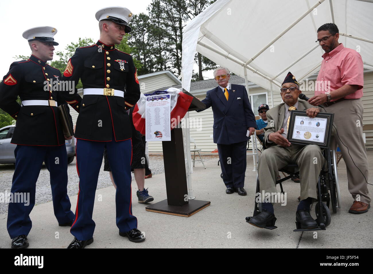 Archibald Mosley hält eine Rede nach Erhalt Congressional Gold Medal Andenken für Montford Point Marines, 27 Mai, am Colp Bereich Veteranen Feier, Hingabe und Gedenkveranstaltung in Colp, Illinois. Fast 20.000 Afro-Amerikaner trat das Marine Corps im Jahre 1942, nachdem Präsident Franklin D. Roosevelt ein "Präsidenten-Direktive eine Möglichkeit für Afro-Amerikaner, in der Marine Corps rekrutiert werden" ausgegeben nach dem Montford Point Marines Association-Website. Diese erhalten nicht Rekrut-training in San Diego oder Parris Island, jedoch aber Camp Montford Point, North Carolina, eine s. Stockfoto
