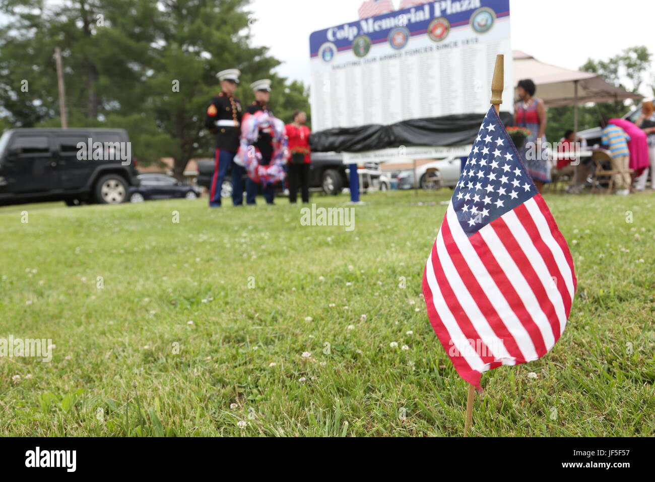 Zwei Marines mit dem Marine Corps 9.Bezirk, basierend aus der Naval Station Great Lakes, Illinois, standen zur Verfügung, vier Montford Point Marines, 27 Mai, am Colp Bereich Veteranen Feier, Hingabe und Gedenkveranstaltung in Colp, Illinois zu Ehren. Fast 20.000 Afro-Amerikaner trat das Marine Corps im Jahre 1942, nachdem Präsident Franklin D. Roosevelt ein "Präsidenten-Direktive eine Möglichkeit für Afro-Amerikaner, in der Marine Corps rekrutiert werden" ausgegeben nach dem Montford Point Marines Association-Website. Diese erhalten nicht Rekrut-training in San Diego oder Gutachtenden Parris Island. Stockfoto