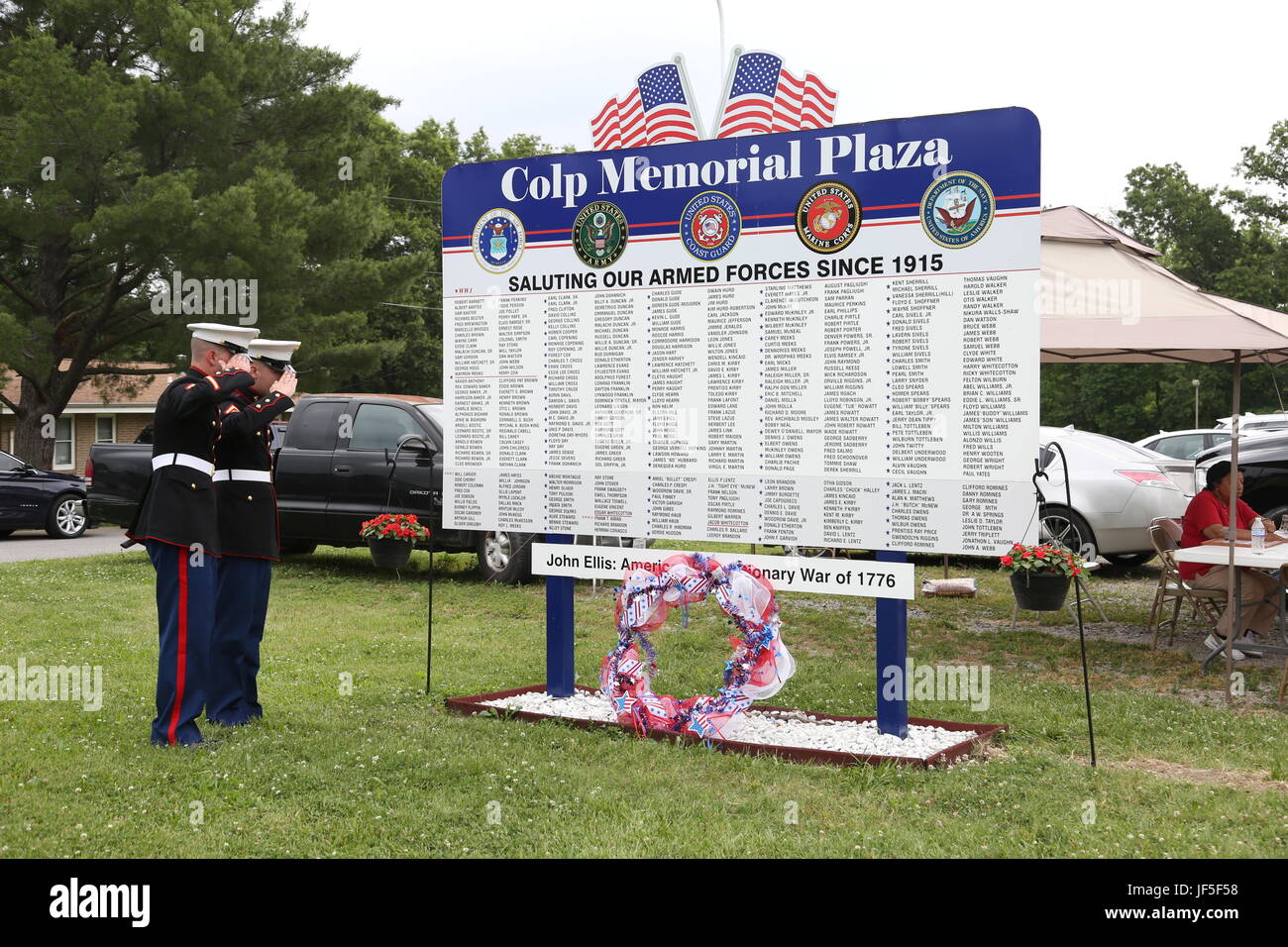 Zwei Marines mit dem Marine Corps 9.Bezirk, basierend aus der Naval Station Great Lakes, Illinois, standen zur Verfügung, vier Montford Point Marines, 27 Mai, am Colp Bereich Veteranen Feier, Hingabe und Gedenkveranstaltung in Colp, Illinois zu Ehren. Fast 20.000 Afro-Amerikaner trat das Marine Corps im Jahre 1942, nachdem Präsident Franklin D. Roosevelt ein "Präsidenten-Direktive eine Möglichkeit für Afro-Amerikaner, in der Marine Corps rekrutiert werden" ausgegeben nach dem Montford Point Marines Association-Website. Diese erhalten nicht Rekrut-training in San Diego oder Gutachtenden Parris Island. Stockfoto