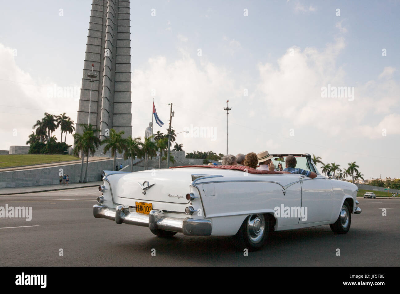 In Havanna, mehrere Personen in einer amerikanischen Oldtimer Fahrt von Jose Marti Denkmal auf der Plaza De La Revolucion, Platz der Revolution. Stockfoto