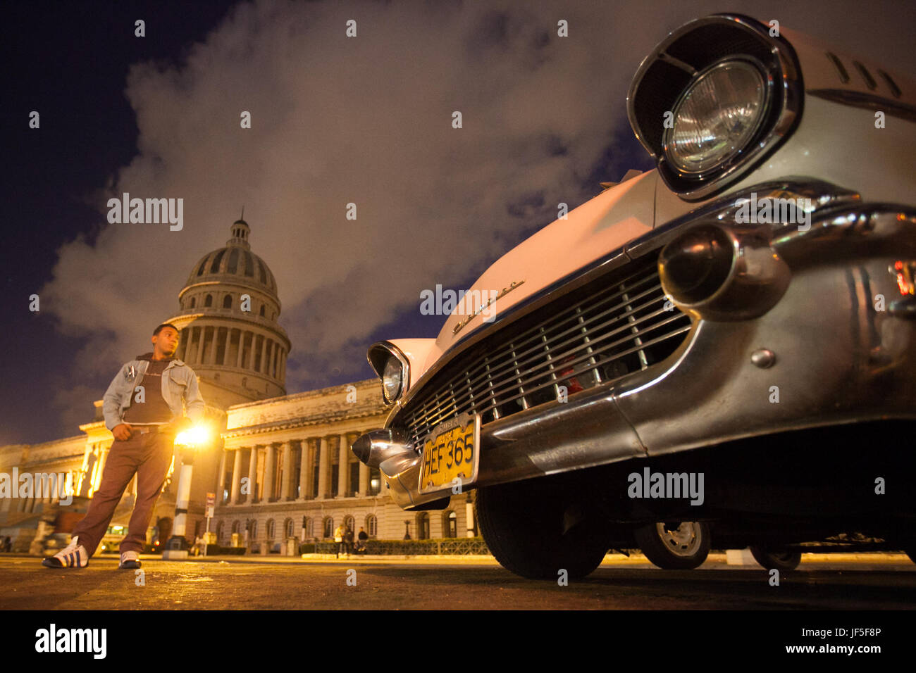 Amerikanische Oldtimer ist in der Innenstadt von Havanna vor dem El Capitolio Gebäude geparkt. Stockfoto