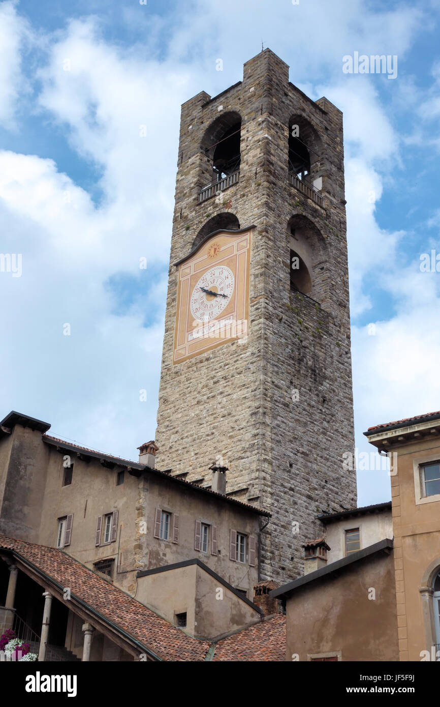 BERGAMO, Lombardei/Italien - 25 Juni: Civic Tower (Gemeindeturm - Glocke) und Palazzo Del Podestaore in Bergamo am 25. Juni 2017 Stockfoto