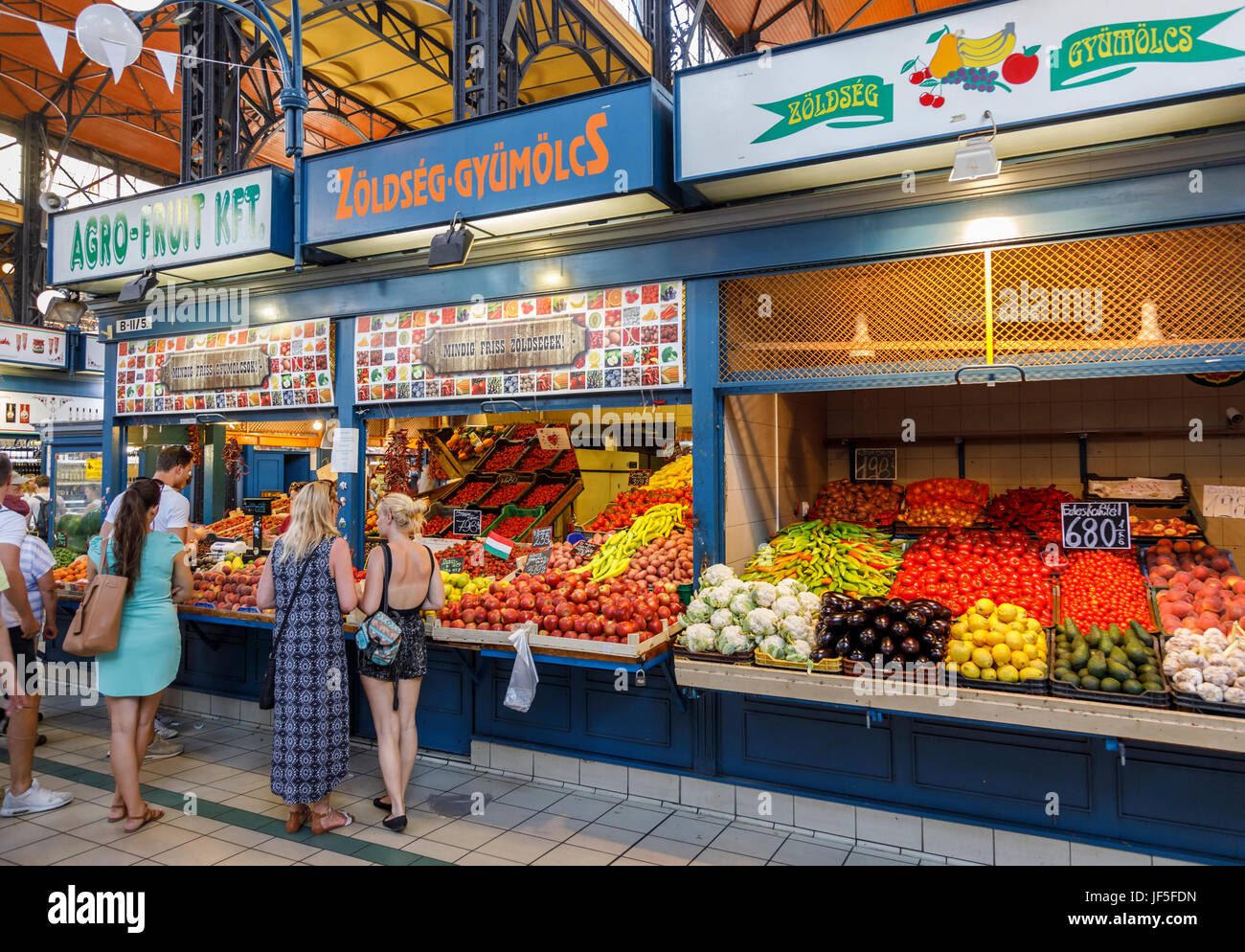Buntem Obst und Gemüse Stände mit attraktiven Displays in die überdachte zentrale Markthalle (Vasarcsarnok), Pest, Budapest, Ungarn Stockfoto