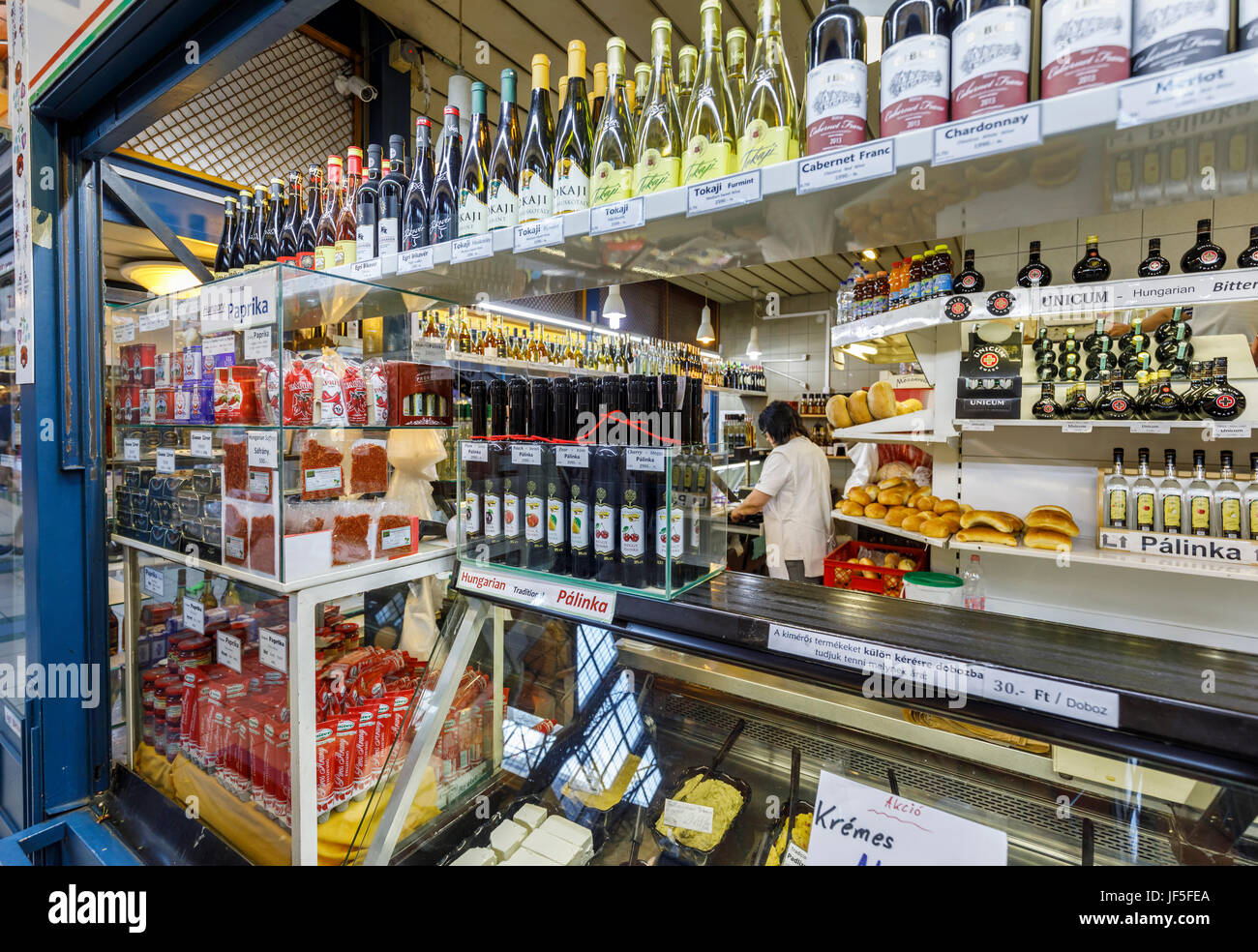 Stall in der überdachten zentralen Markthalle (Vasarcsarnok), Anzeige der Flaschen von traditionellen Früchten aromatisiert Schnaps und Wein, Pest, Budapest, Ungarn Stockfoto