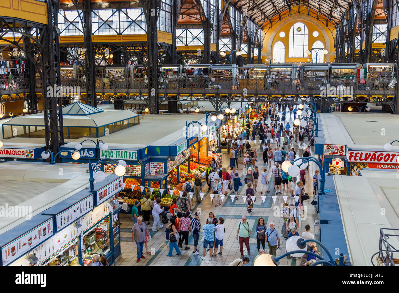 Stall im Inneren der überdachte zentrale Markthalle (Vasarcsarnok), am Ende der Vaci Ucta, Pest, Budapest, Hauptstadt von Ungarn, Mitteleuropa Stockfoto