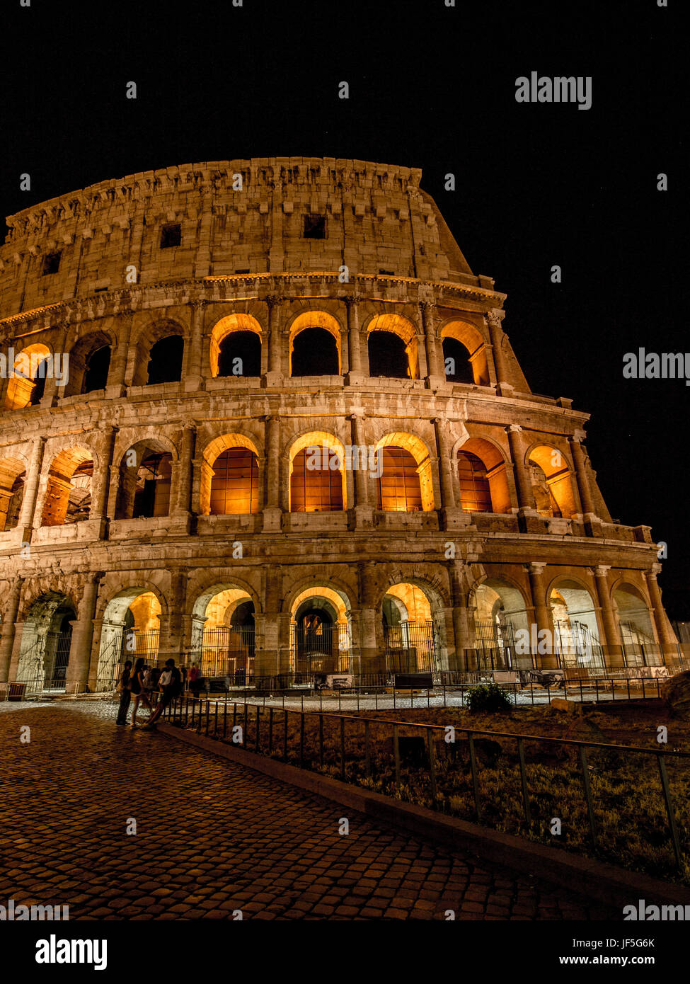 Das römische Kolosseum bei Nacht Stockfoto