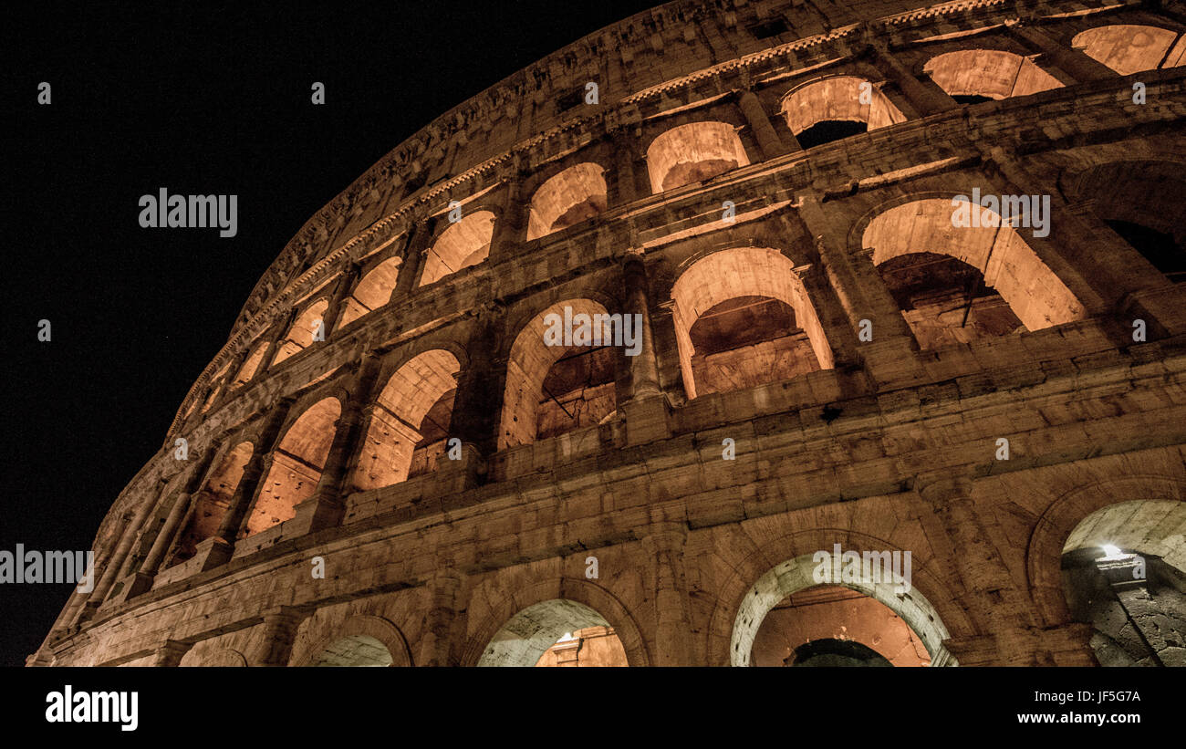 Das römische Kolosseum bei Nacht Stockfoto