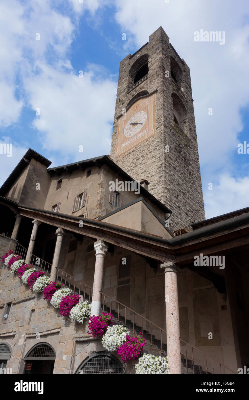 BERGAMO, Lombardei/Italien - 25 Juni: Civic Tower (Gemeindeturm - Glocke) und Palazzo Del Podestaore in Bergamo am 25. Juni 2017 Stockfoto