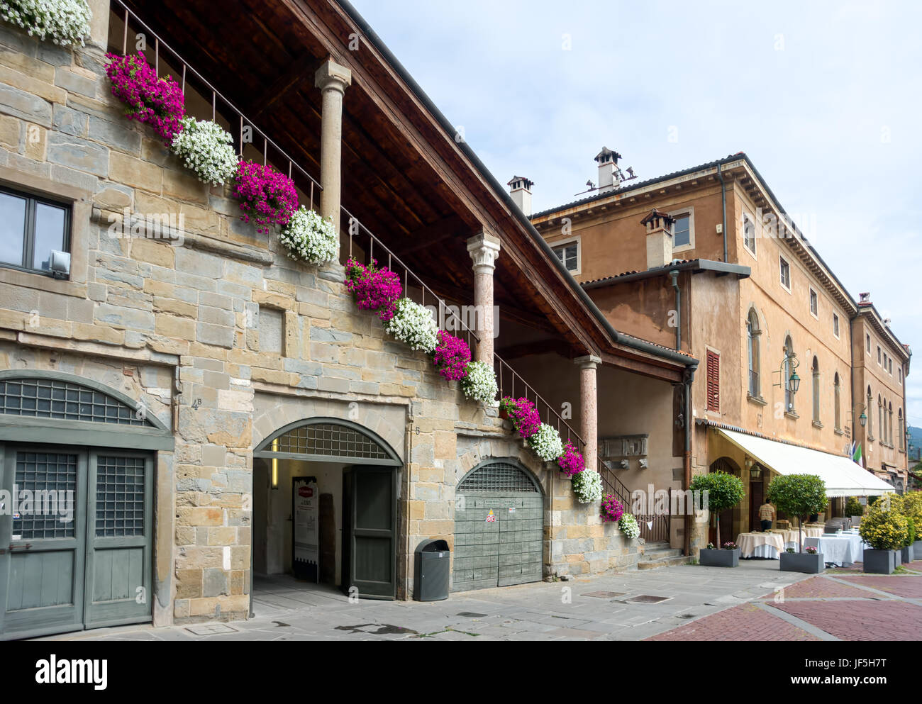 BERGAMO, Lombardei/Italien - 26 Juni: Blick auf Piazza Vecchia in Bergamo am 26. Juni 2017. Nicht identifizierte person Stockfoto