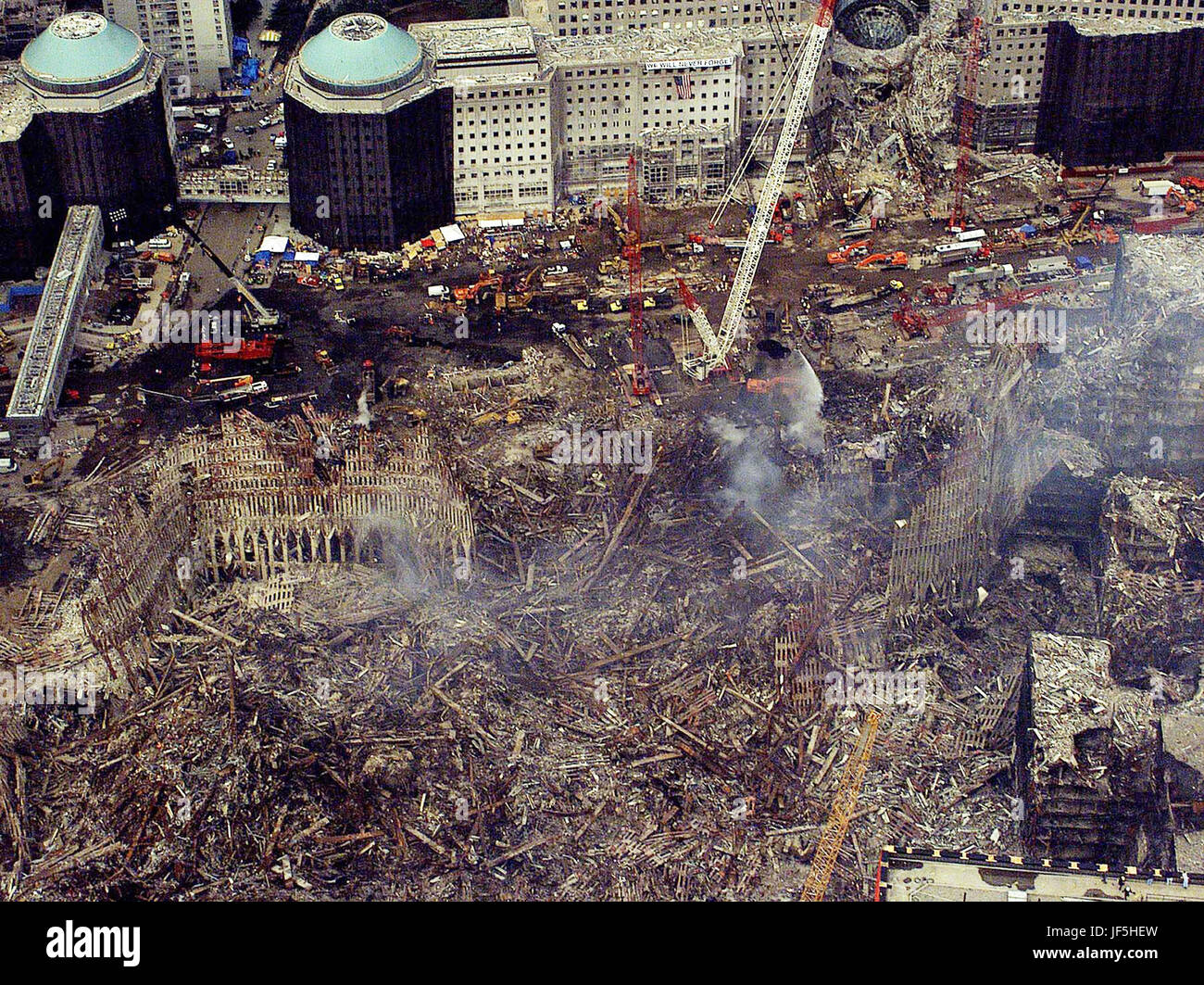 NEW YORK, New York (Sept. 26)--ein Luftbild von der noch schwelenden World Trade Center Complex 26. September, 15 Tage nach dem Terroranschlag die Twin Towers mit entführt Jetliner.  USCG Foto von PAC Brandon Brewer Stockfoto