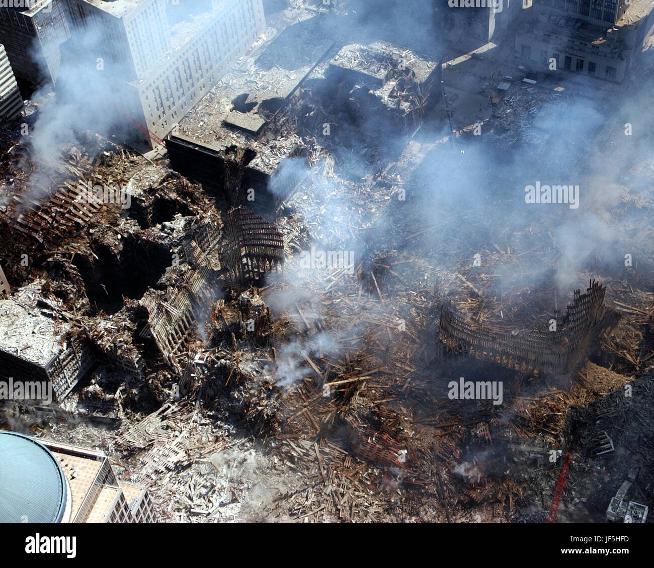 010917-N-7479T-510 Ground Zero, New York City, N.Y. (17. September 2001)--eine Luftaufnahme zeigt nur einen kleinen Teil der Tatort, wo das World Trade Center nach dem Sept. 11 Terroranschlag zusammengebrochen.  Umliegenden Gebäude wurden schwer beschädigt durch den Schutt und die gewaltige Kraft der fallenden Twin Towers.  Aufräumarbeiten werden voraussichtlich monatelang weiter.  Foto: U.S. Navy Chief Photographer's Mate Eric J. Tilford. Stockfoto