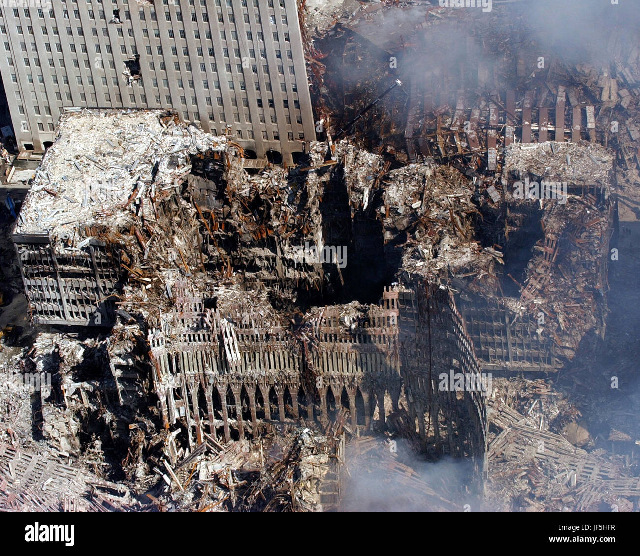 010917-N-7479T-515 Ground Zero, New York City, N.Y. (17. September 2001)--eine Luftaufnahme zeigt nur einen kleinen Teil der Tatort, wo das World Trade Center nach dem Sept. 11 Terroranschlag zusammengebrochen.  Umliegenden Gebäude wurden schwer beschädigt durch den Schutt und die gewaltige Kraft der fallenden Twin Towers.  Aufräumarbeiten werden voraussichtlich monatelang weiter.  Foto: U.S. Navy Chief Photographer's Mate Eric J. Tilford. Stockfoto